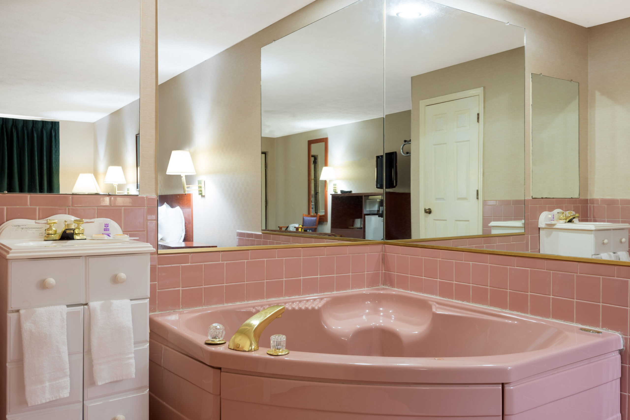 Hotel room bathroom jacuzzi.