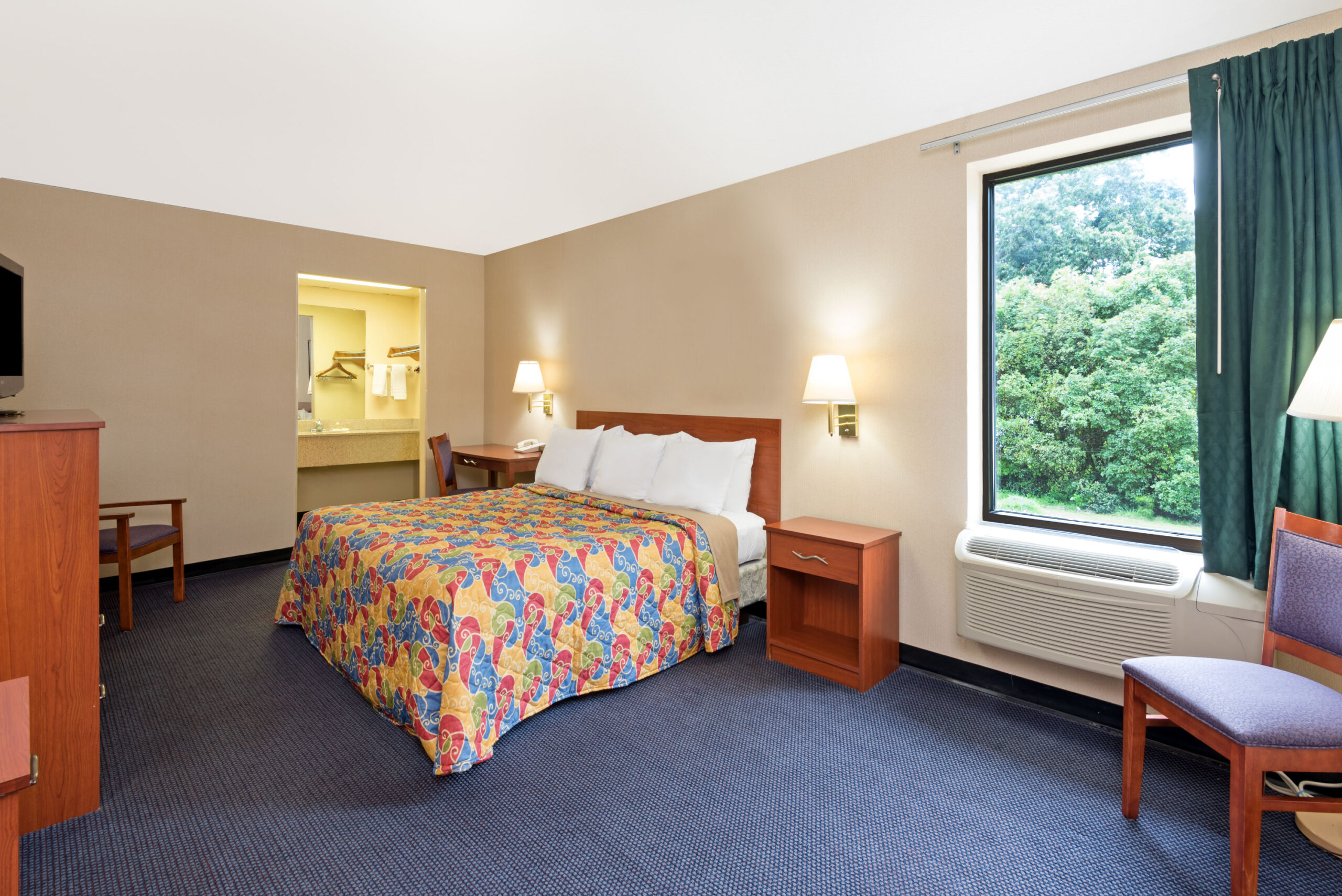 Hotel room with a double bed with a seating area.
