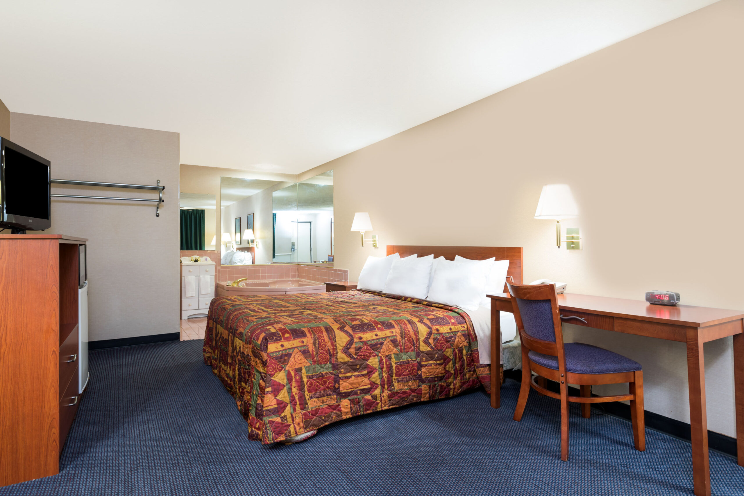 Hotel room with a double bed with a seating area.