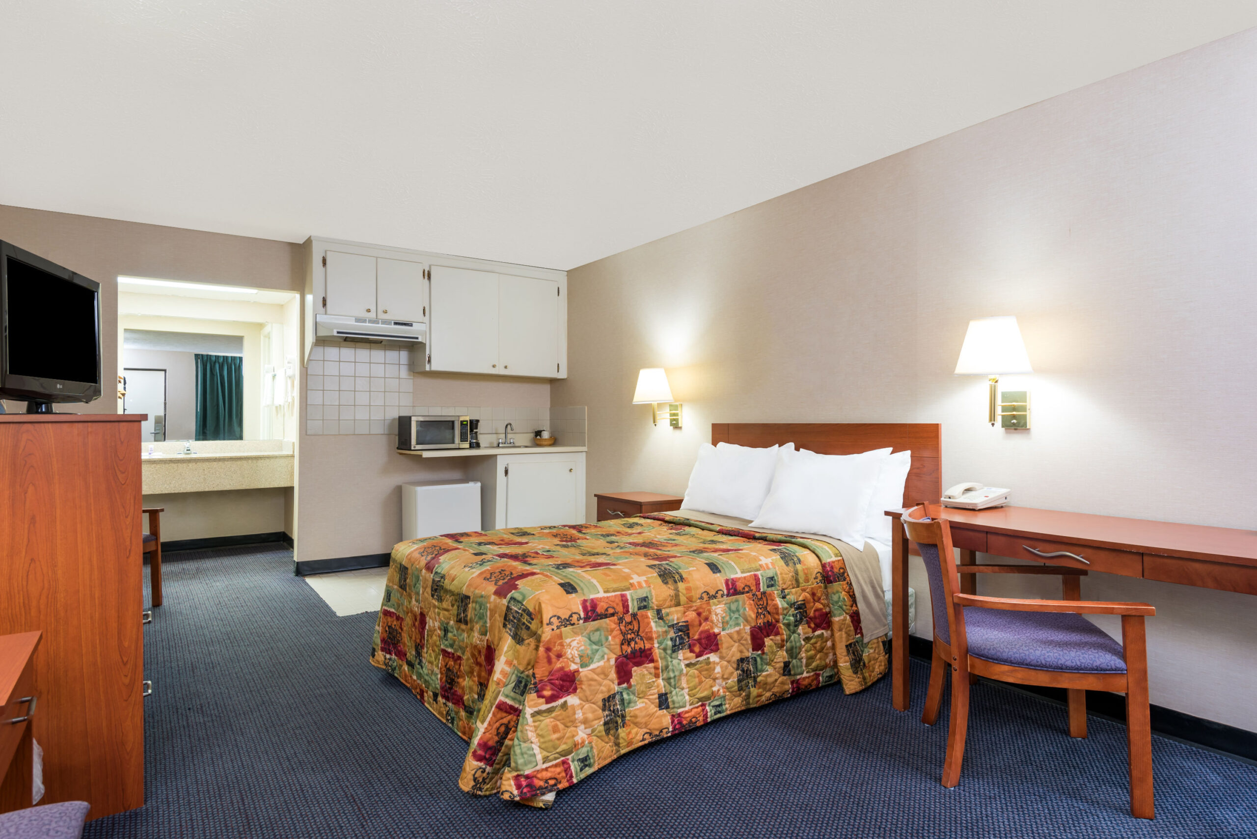 Hotel room with a double bed with a seating area.