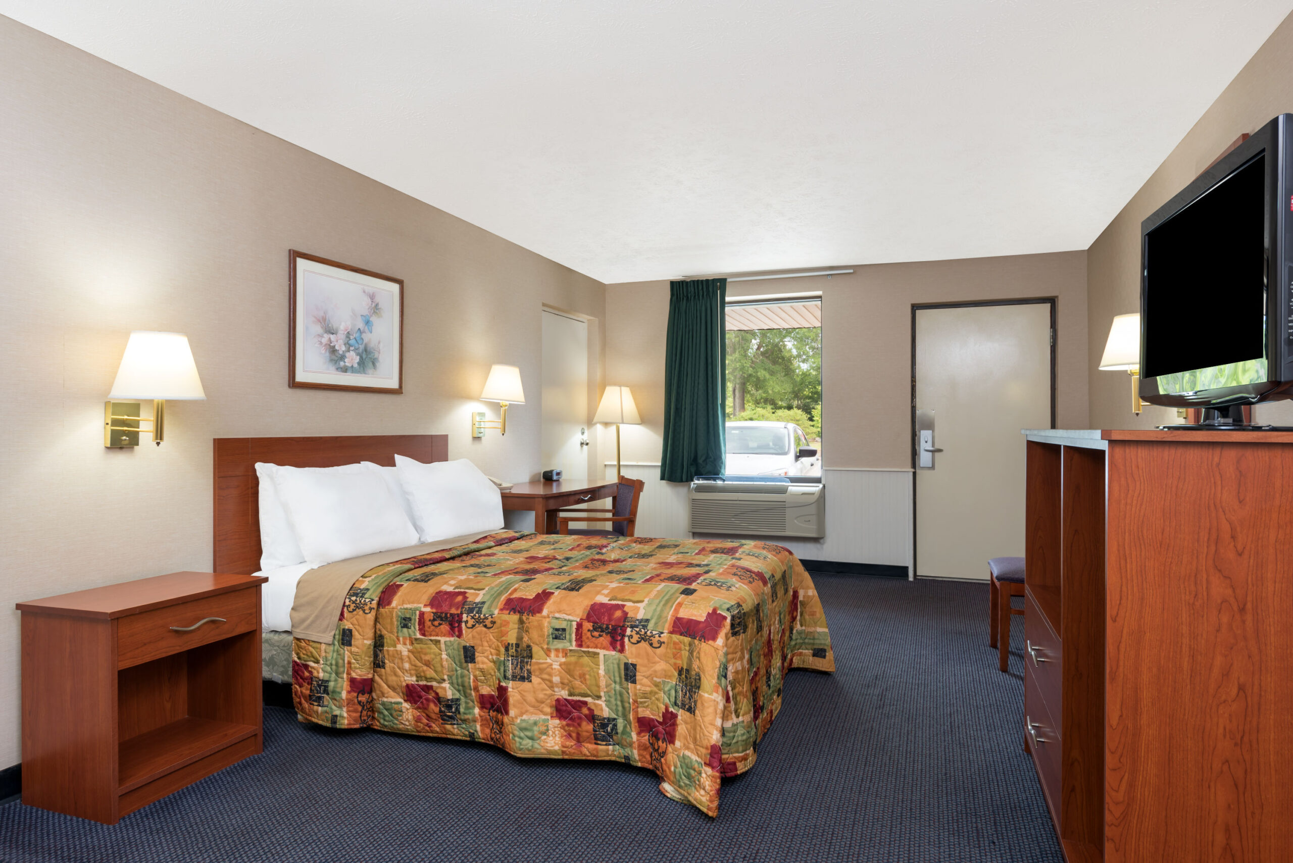Hotel room with a double bed with a seating area.