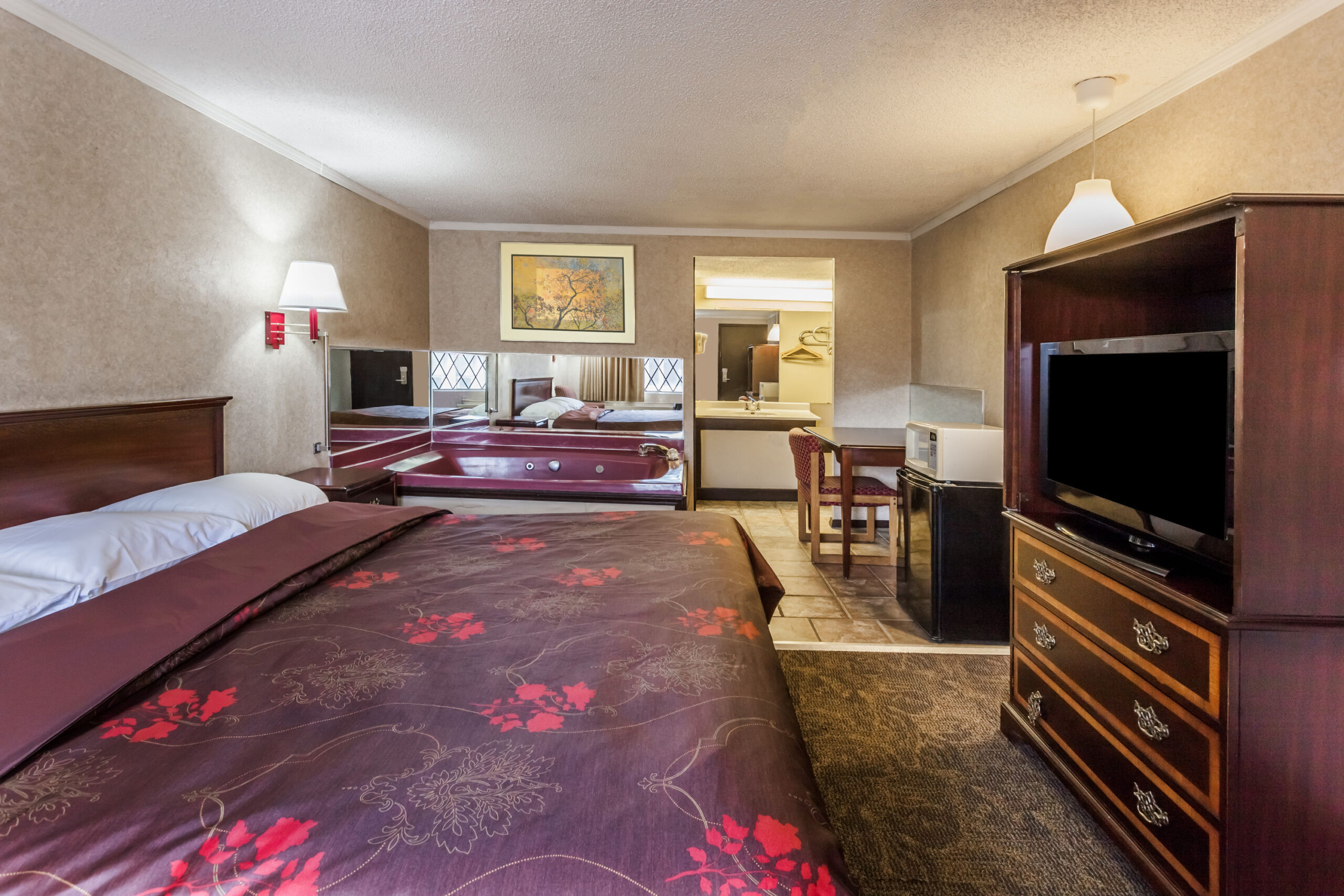 Hotel room with a double bed with a seating area.