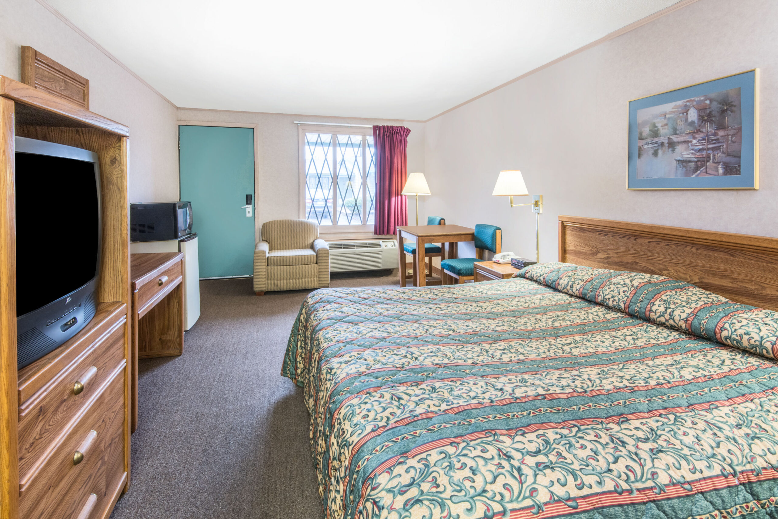 Hotel room with a double bed and a seating area.