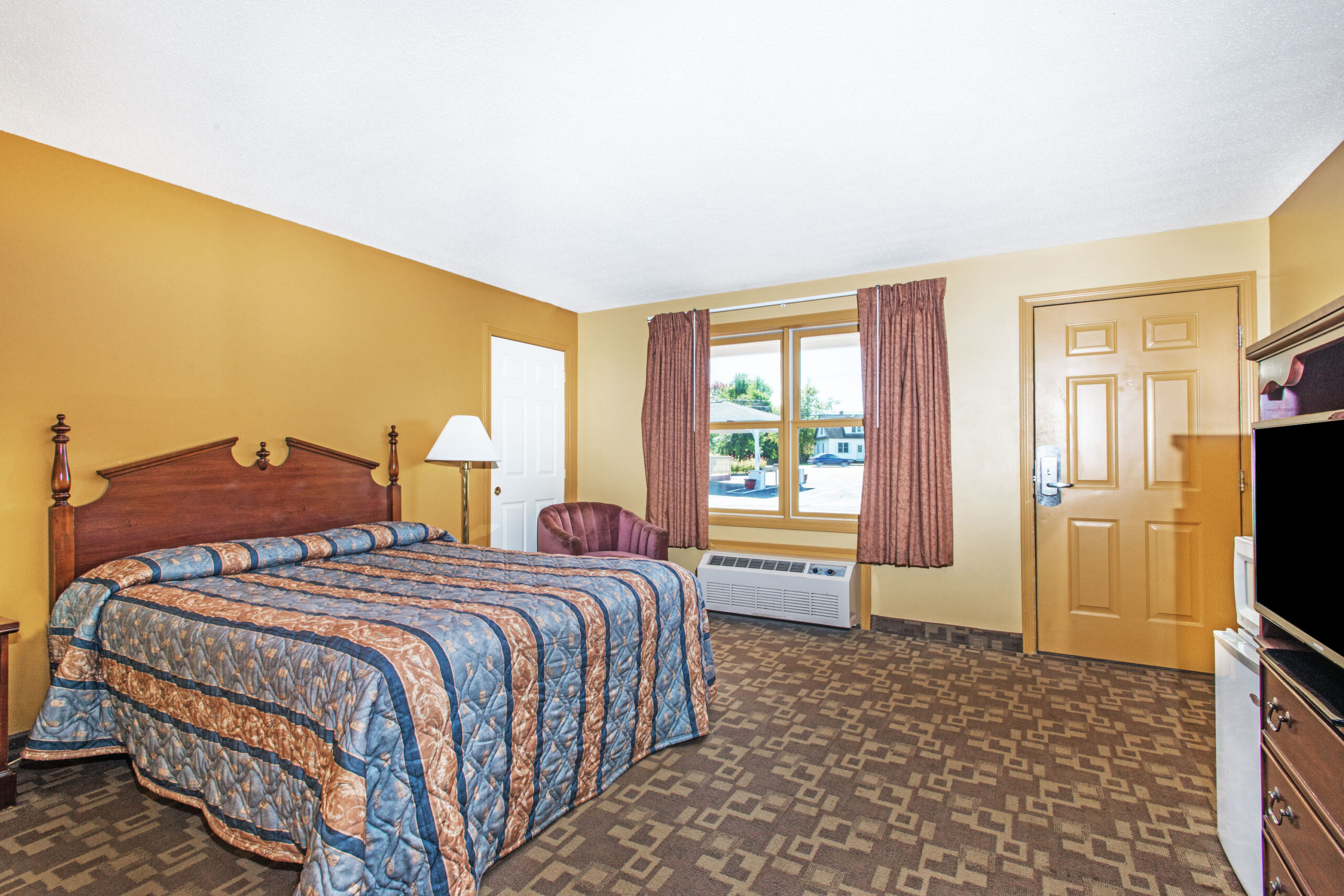 Hotel room with a double bed.