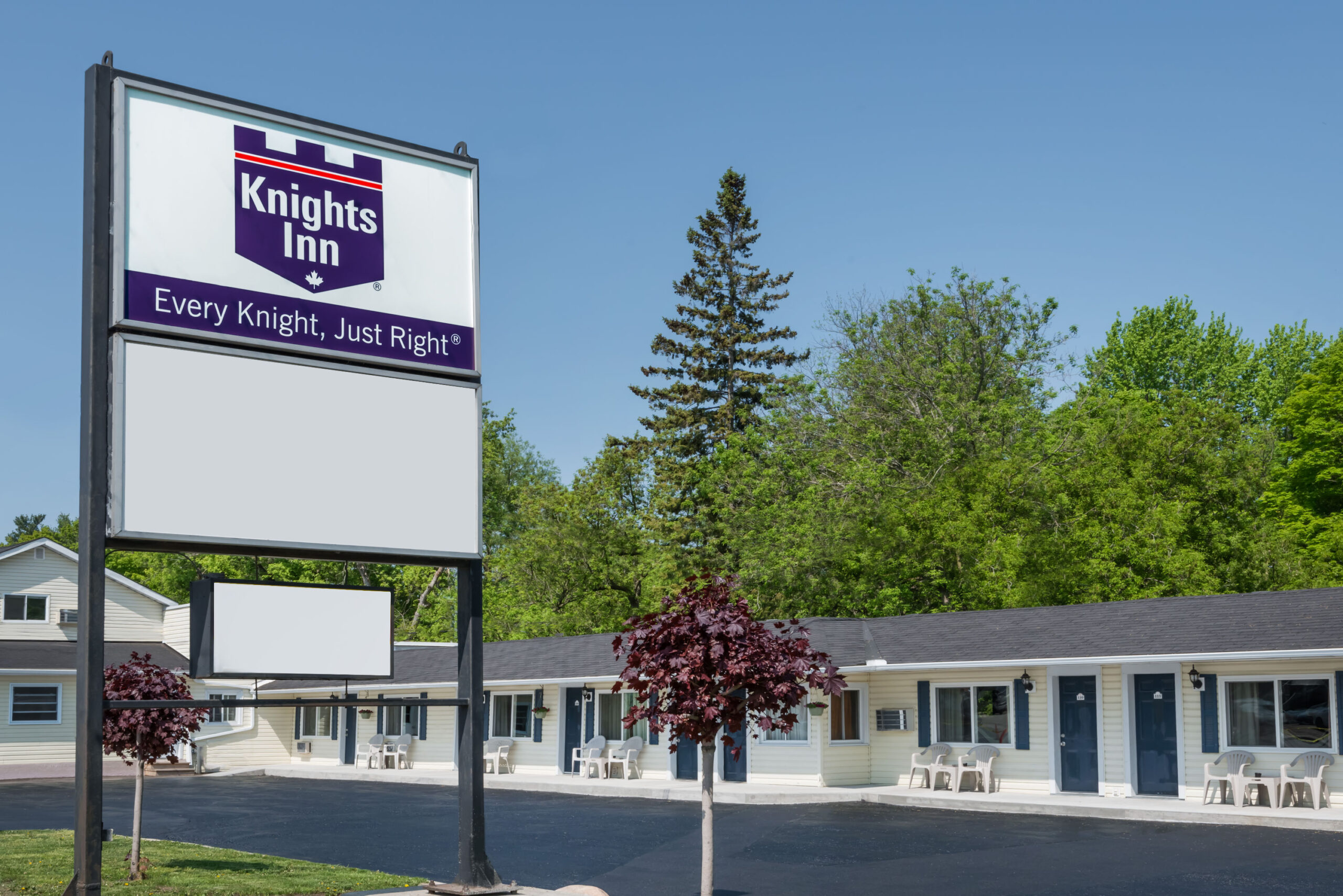 Exterior of a Knights Inn motel with sign.
