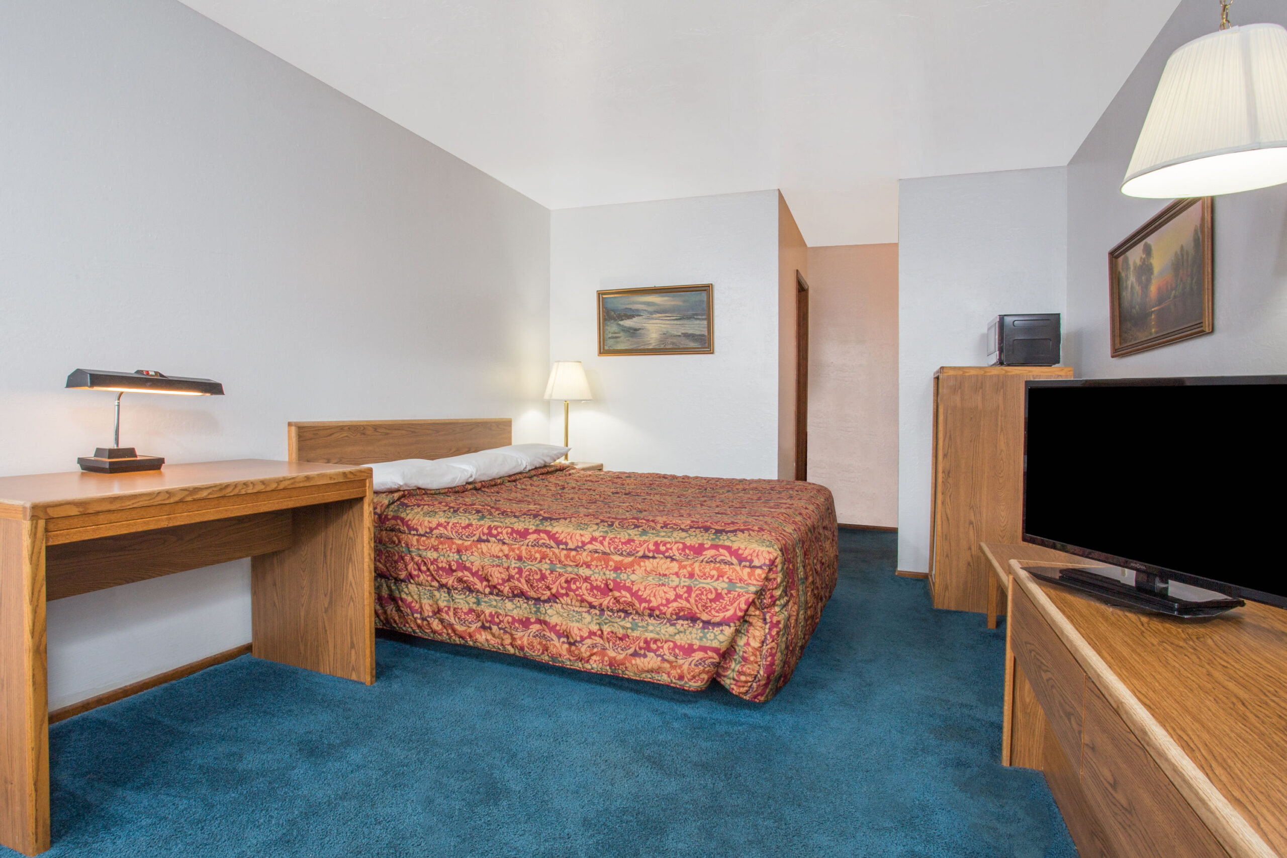 Hotel room with a double bed.