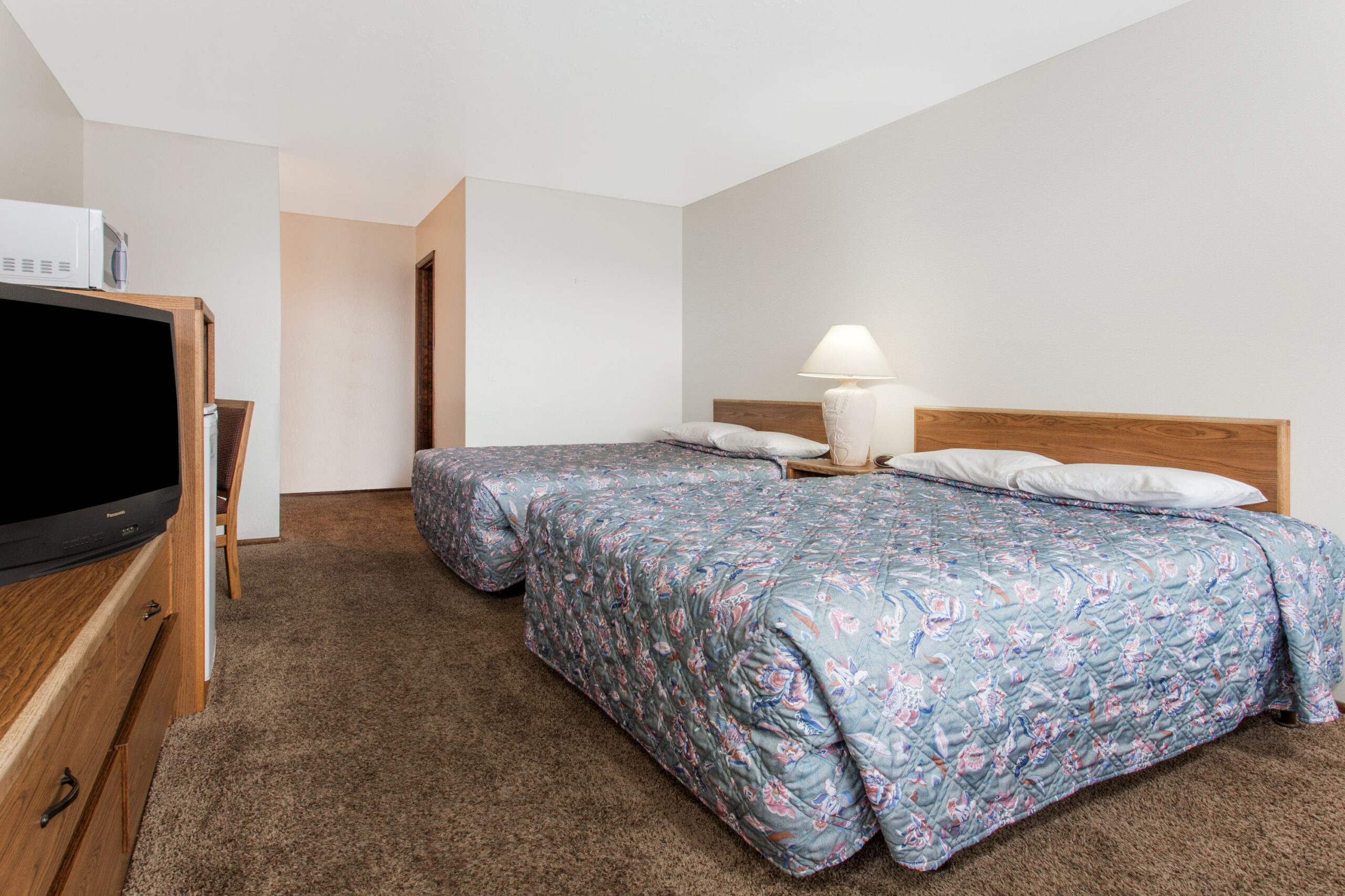 Hotel rom with two double beds.
