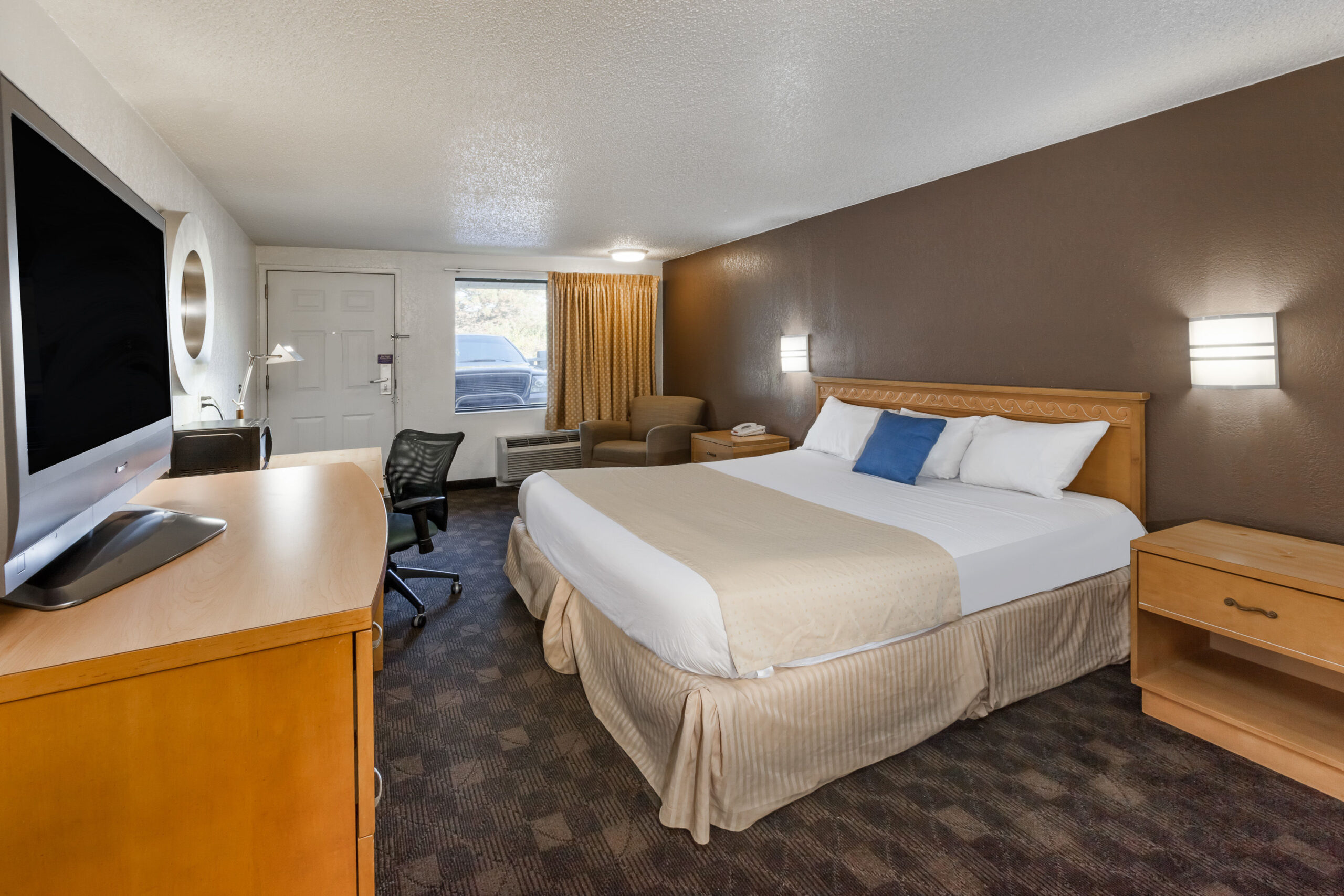 Hotel room with a double bed.
