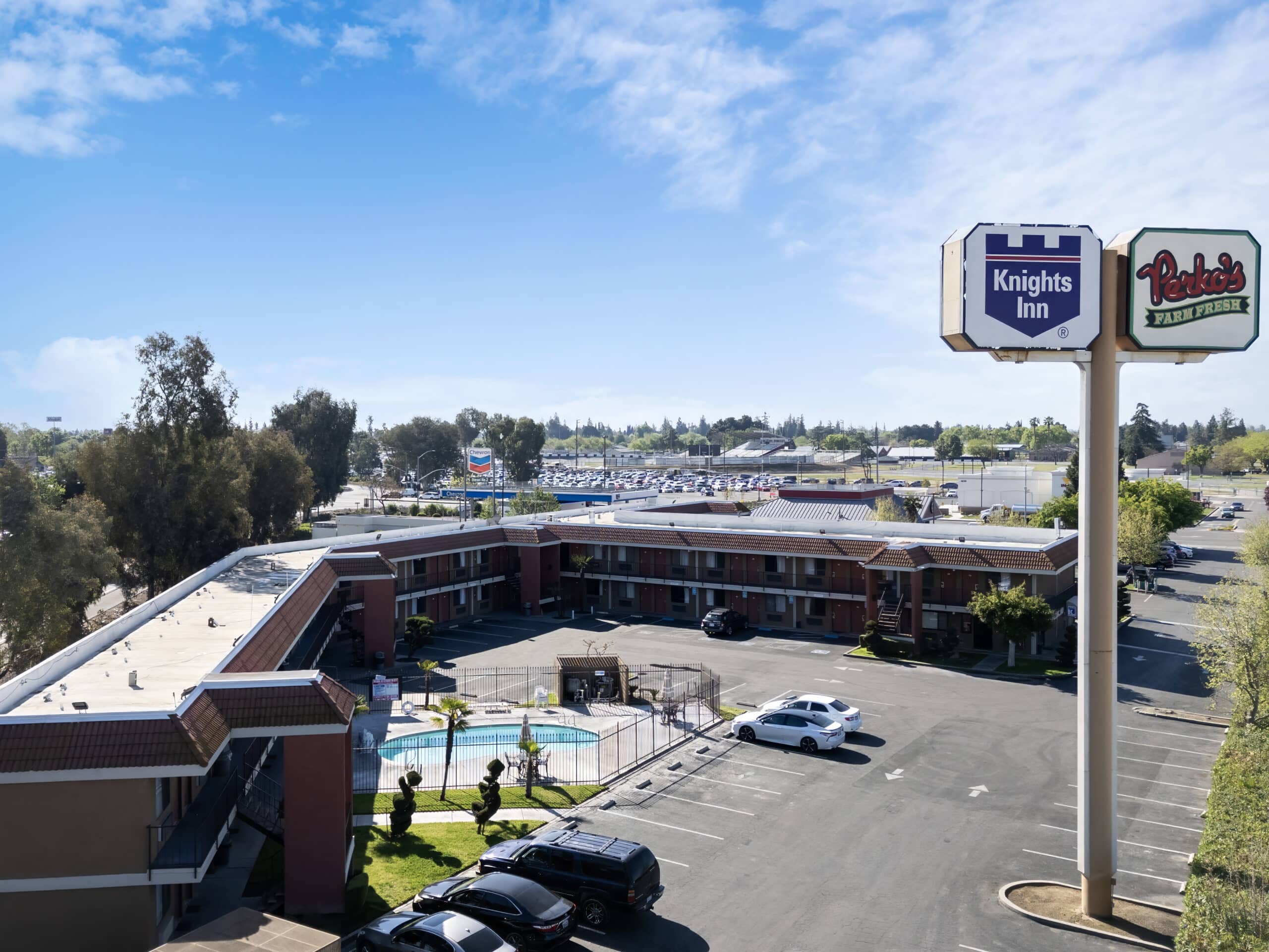 Knights Inn Madera hotel exterior and signage