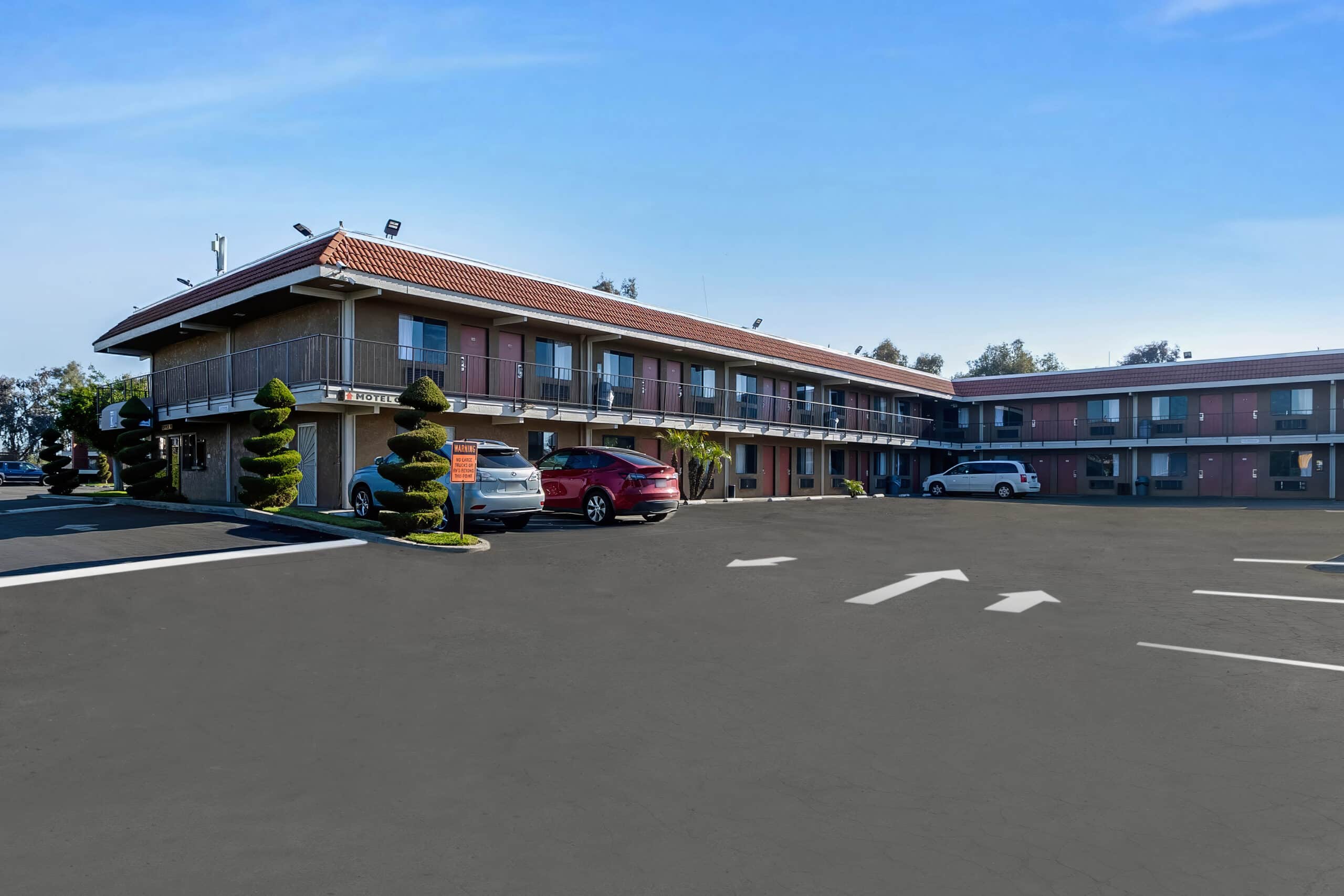 Knights Inn Madera hotel exterior and parking