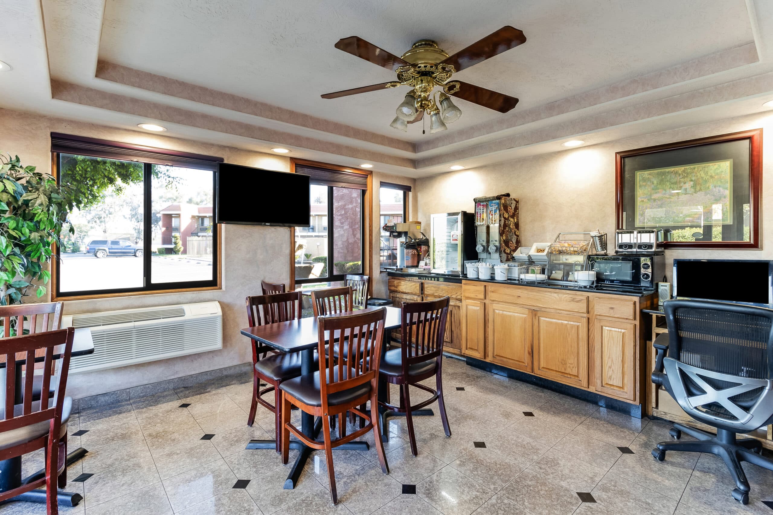 Knights Inn Madera lobby and breakfast area