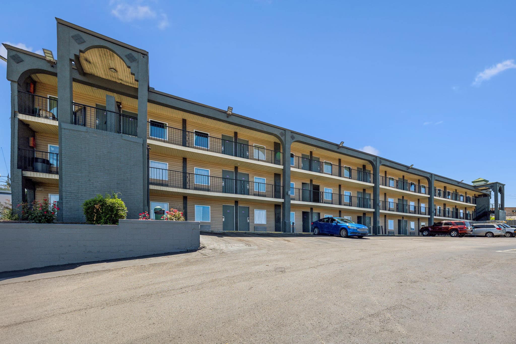 The exterior of the Knights Inn Antioch hotel.