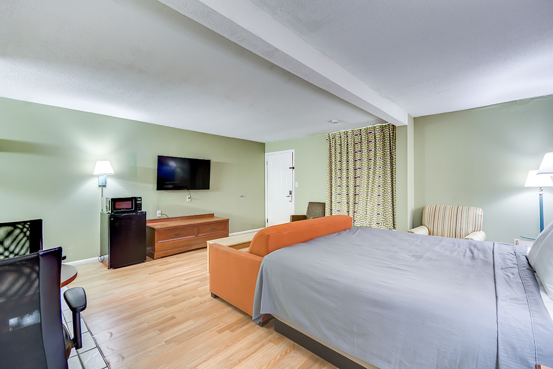 Knights Inn Berea master suite