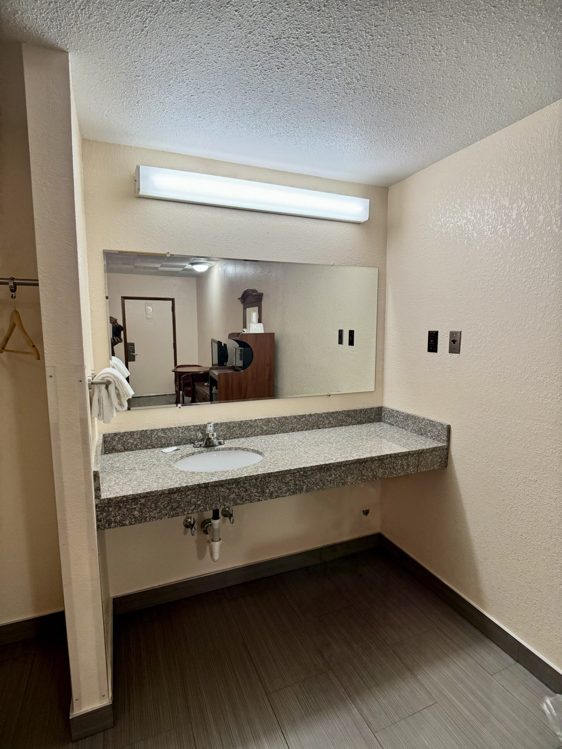 Knights Inn Galax bathroom in guest room