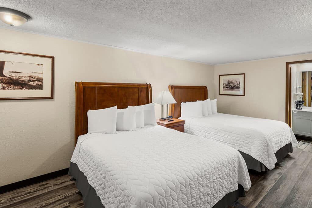 A double queen guestroom at the Knights Inn Ashland KY hotel.