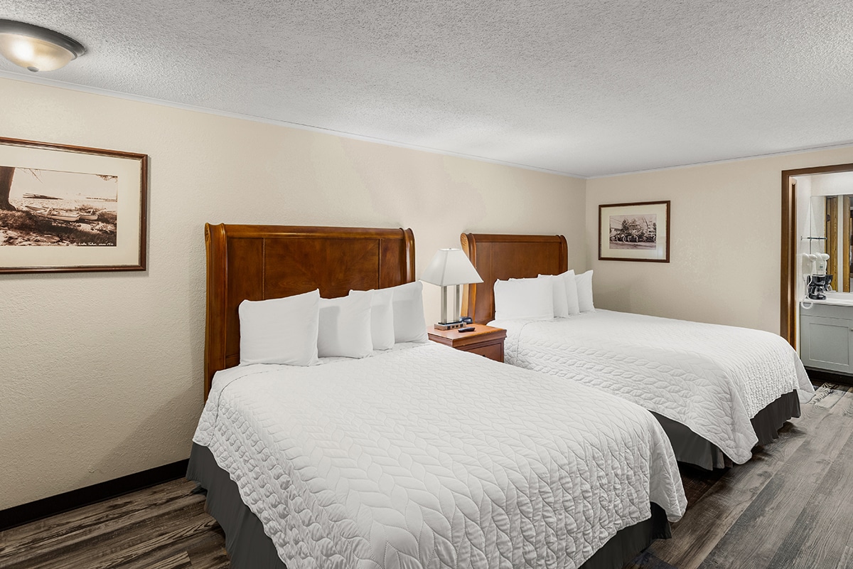 A double queen guestroom at the Knights Inn Ashland KY hotel.