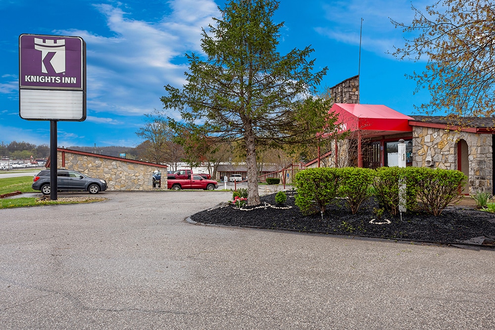 The exterior of the Knights Inn Ashland KY hotel.