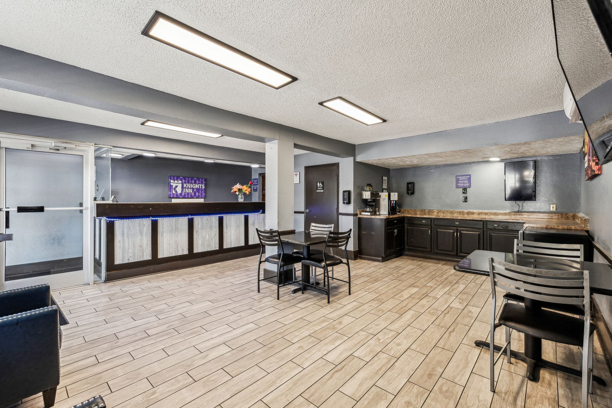 The lobby at the Knights Inn Antioch hotel.