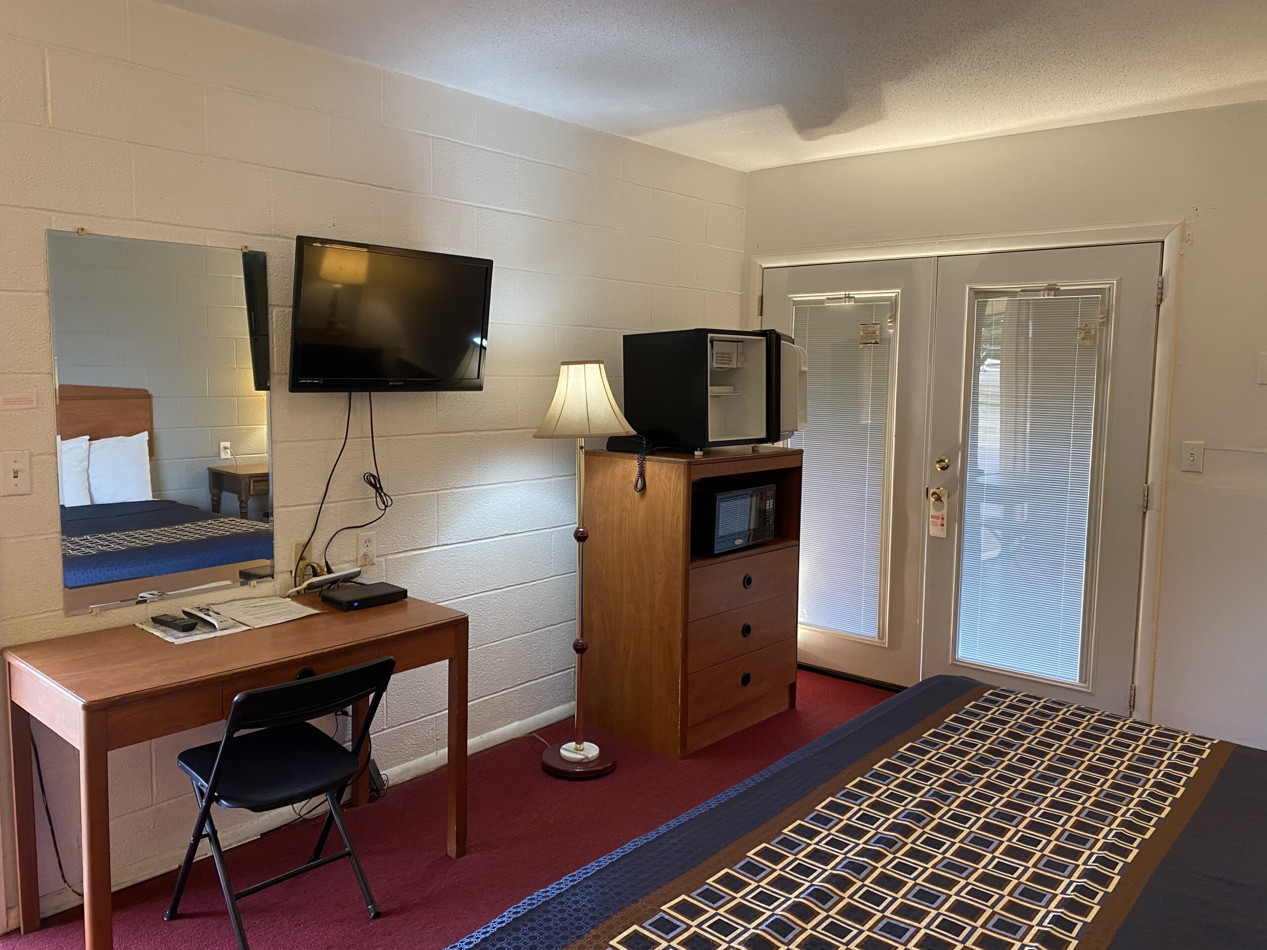 Hotel room with working area and a TV.