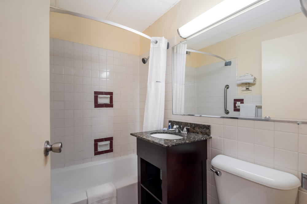 A guest room bathroom at the Knights Inn Philadelphia hotel.