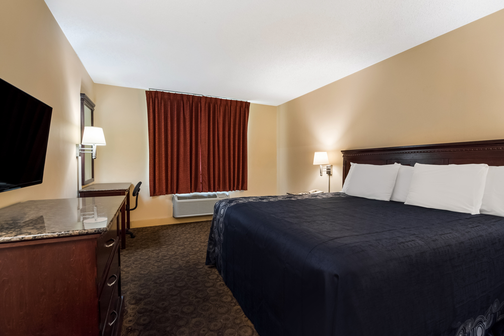 A king guest room at the Knights Inn Philadelphia hotel.