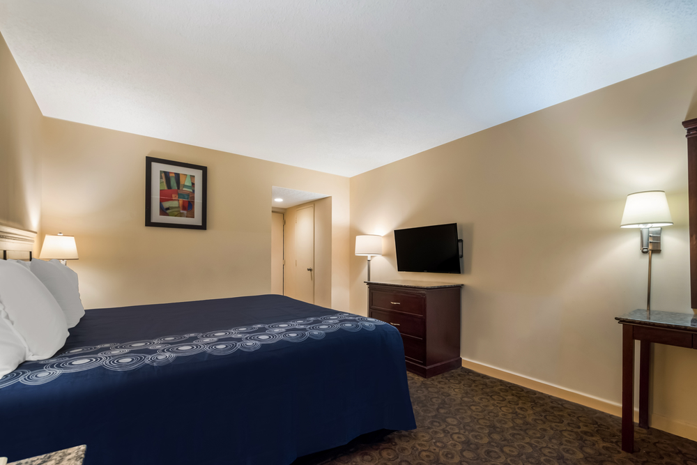 A king guest room at the Knights Inn Philadelphia hotel.