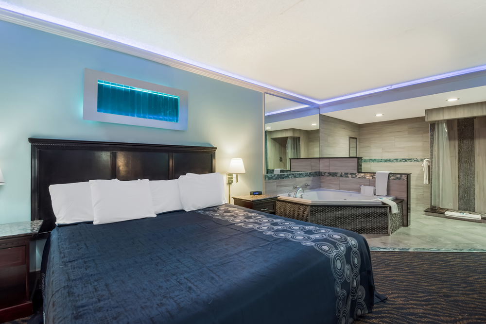 A king suite at the Knights Inn Philadelphia hotel.