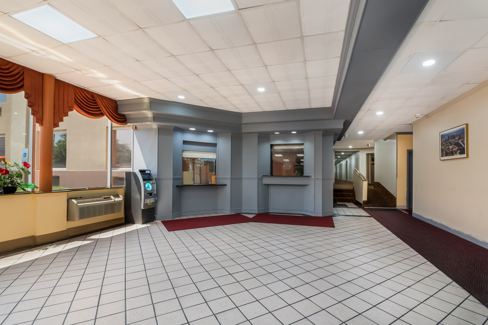The lobby of the Knights Inn Philadelphia hotel.