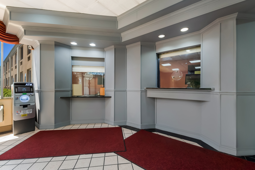 The lobby of the Knights Inn Philadelphia hotel.
